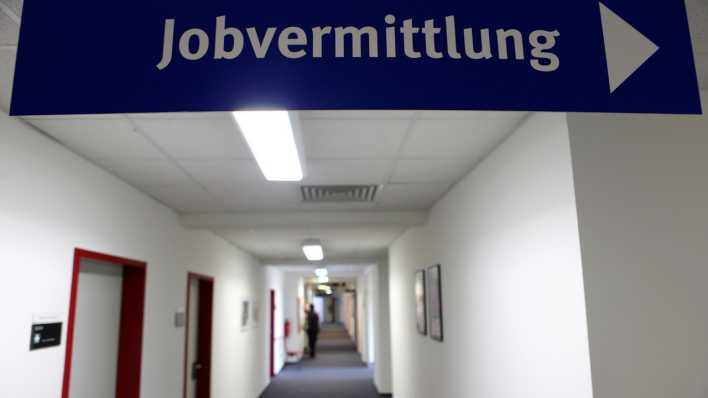 Das Hinweisschild "Jobvermittlung" hängt in einem Flur in der Agentur für Arbeit in Schwerin.