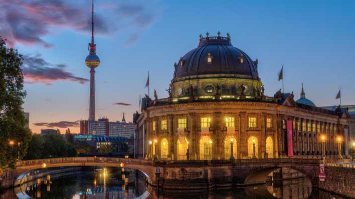 Das Bode-Museum in Berlin vor Sonnenaufgang mit dem berühmten Fernsehturm im Hintergrund Das Bode-Museum in Berlin vor Sonnenaufgang mit dem berühmten Fernsehturm im Hintergrund