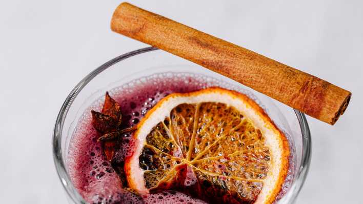 Ein Glas Glüchwein - nett angerichtet mit Zimtstab.