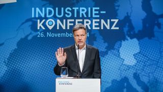Robert Habeck (M, Bündnis 90/Die Grünen), Bundesminister für Wirtschaft und Klimaschutz, zu Beginn der "Industriekonferenz 2024" des Bundeswirtschaftsministeriums auf einer Pressekonferenz.