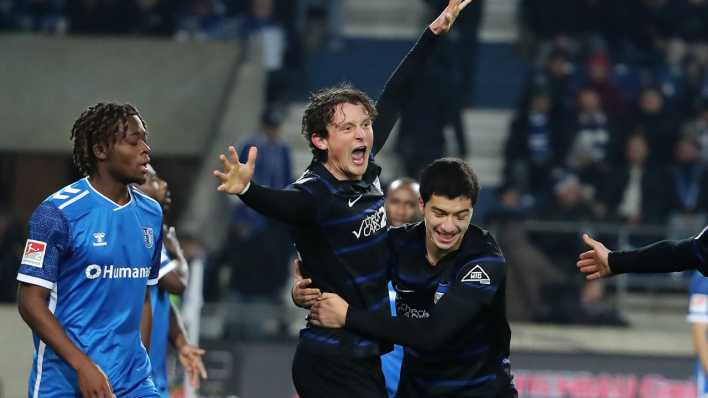 Fabian Reese jubelt nach dem 1:3 durch Luca Schuler beim Spiel von Hertha BSC gegen den 1. FC Magdeburg.