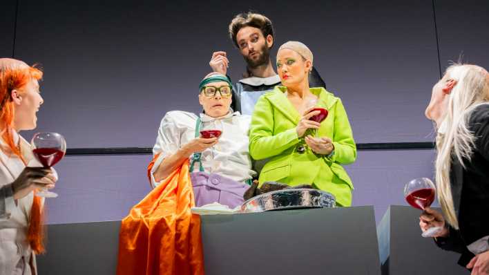 Szene aus Biedermann und die Brandstifter von Max Frisch am Berliner Ensemble