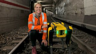 Larissa Zeichhardt von LAT mit Roboterhund