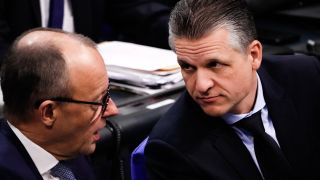 Thorsten Frei gemeinsam mit Friedrich Merz (beide CDU) im Gespräch im Bundestag.