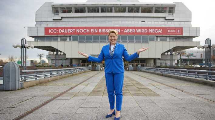 Franziska Giffey (SPD), Wirtschaftssenatorin, steht vor dem Internationalen Congress Centrum (ICC) (Bild: picture alliance/Jörg Carstensen)