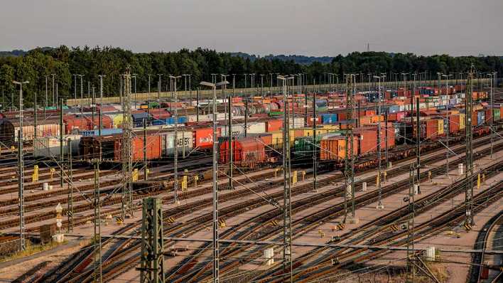 Güterzugwaggons warten auf den Gleisen des Rangierbahnhofs Maschen auf die Abfertigung.