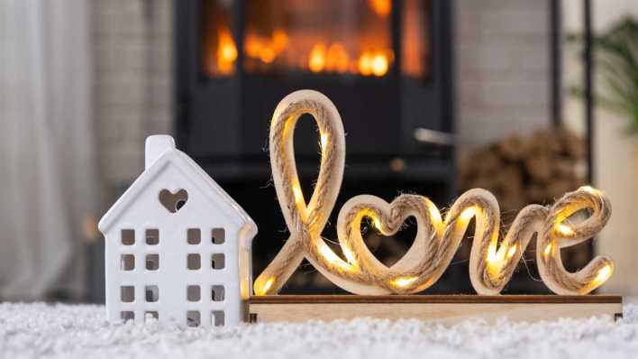 Schriftzug "love" im Wohnzimmer mit Kamin