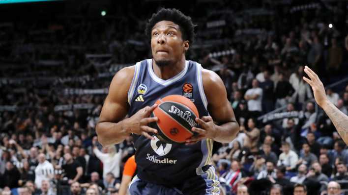 Basketball: Der Alba-Spieler David McCormack am Ball (Bild: picture alliance / contrastphoto | O.Behrendt)