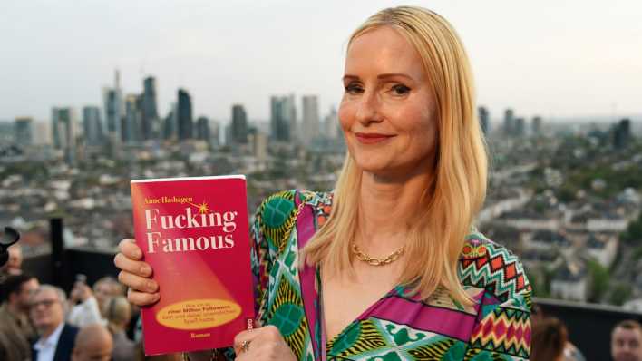 Die Autorin Anne Hashagen präsentiert ihren Roman "Fucking Famous" (Bild: picture alliance / Presse- und Wirtschaftsdienst | Bernd Kammerer)