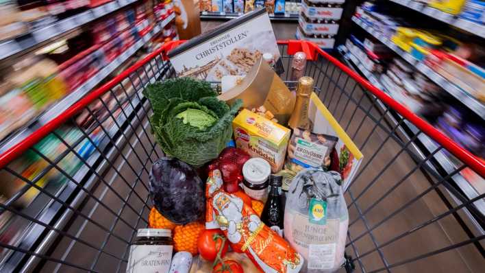 Ein voller Einkaufswagen mit Artikeln für die Weihnachtsfeiertage (Bild: picture alliance/dpa/Rolf Vennenbernd)