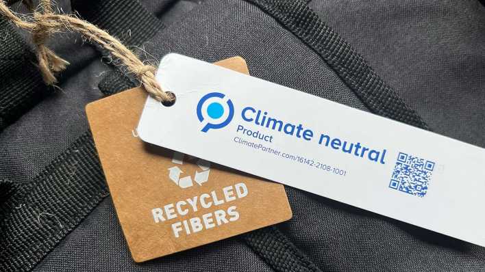 Labels an einem Rucksack, der angeblich klimaneutral produziert wurde und aus recycleten Fasern besteht.