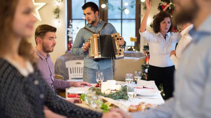 Familie feiert Weihnachten mit Musik
