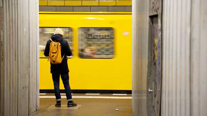 Einfahrender Zug am U-Bahnhof Hermannplatz