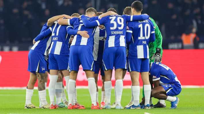 2.11.24: Die Spieler von Hertha BSC Berlin bilden vor dem Anstoss einen Kreis (Bild: IMAGO/Marco Steinbrenner/DeFodi Images)