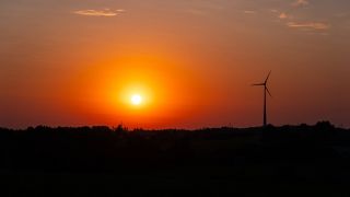 Sonnenaufgang und Windrad