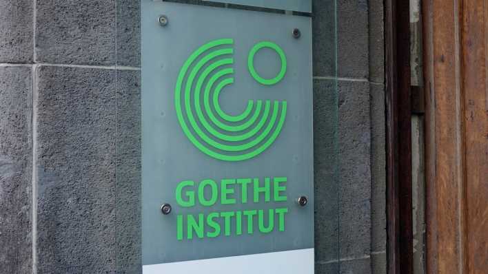 Schild mit Schriftzug Goethe-Institut