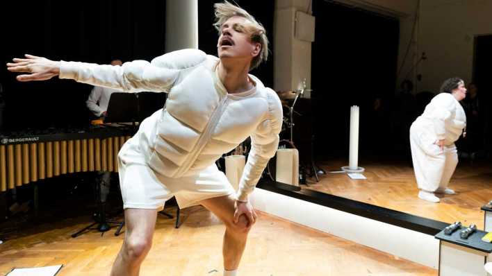Szene aus "Body Work" in der Neuköllner Oper (Bild: Thomas Koy)