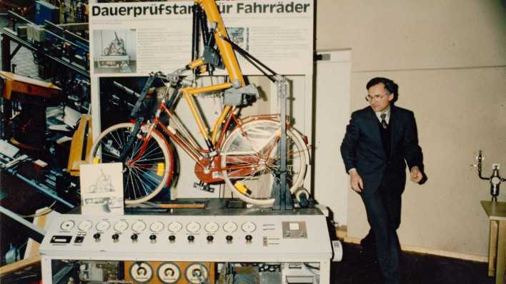 1974: Dauerprüfstand Fahrräder bei der Stiftung Warentest (Bild: Stiftung Warentest)