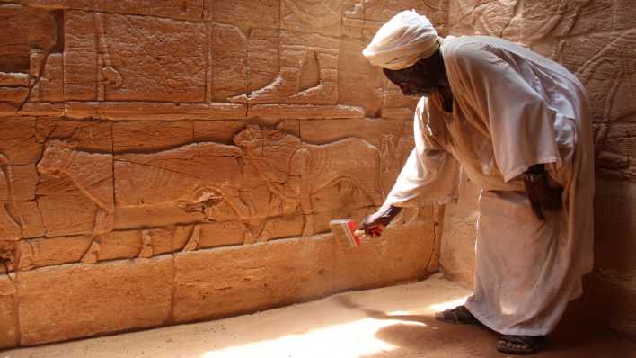 Mustafa Ebeid-Allah, Wächter, beim Reinigen von Reliefs, Musawwarat es-Sufra, Sudan