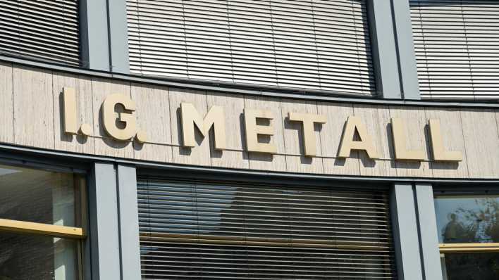 Schriftzug am IG-Metall-Haus an der Alten Jakobstraße in Kreuzberg