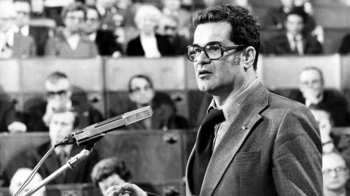 Konrad Wolf stellt im Februar 1977 in Ost-Berlin in dem neuen Gebäude der Akademie der Künste seinen Film "Mama, ich lebe" vor.