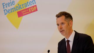 Der Fraktionsvorsitzender der FDP, Christian Dürr, spricht bei einer Pressekonferenz im Reichstag.