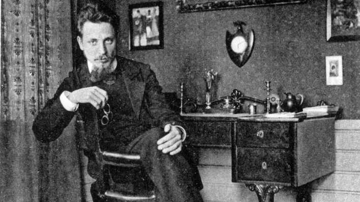 Rainer Maria Wilke sitzt am Schreibtisch in seinem Wohnhaus in Westerwede im Jahr 1902.