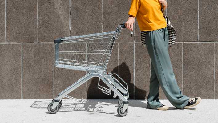 Frau mit leerem Einkaufswagen