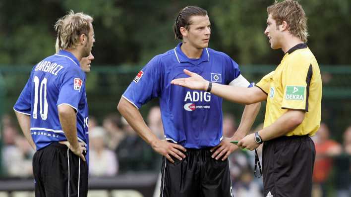 Weder Daniel van Buyten (Mitte) noch Sergej Barbarez (beide HSV) können die Entscheidung von Schiedsrichter Robert Hoyzer nachvollziehen Weder Daniel van Buyten (Mitte) noch Sergej Barbarez (beide HSV) können die Entscheidung von Schiedsrichter Robert Hoyzer nachvollziehen