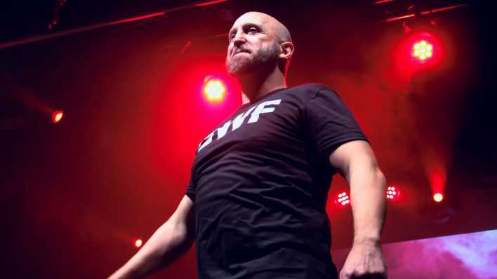 Der Wrestler Ahmed Chaer im Scheinwerferlicht (Bild: privat/ Ahmed Chaer)