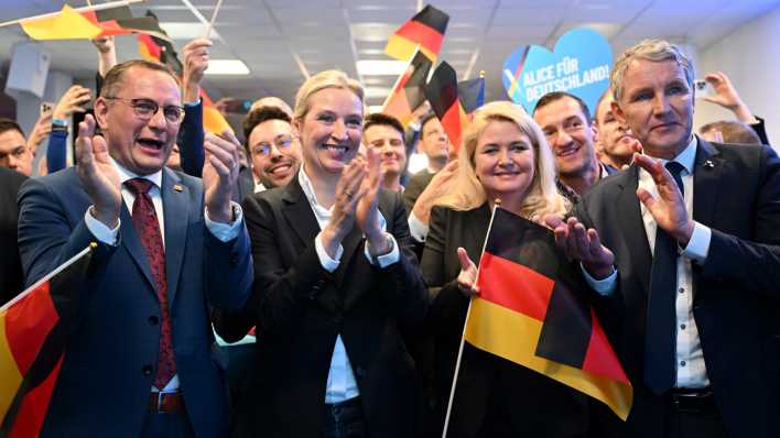 Alice Weidel, Bundesvorsitzende und Kanzlerkandidatin der AfD, auf der Wahlparty ihrer Partei - umringt von Tino Chrupalla, dem AfD-Bundesvorsitzenden sowie Kristin Brinker (AfD), an der Seite noch Björn Höcke (AfD).