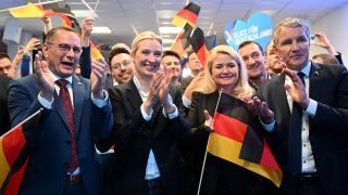 Alice Weidel, Bundesvorsitzende und Kanzlerkandidatin der AfD, auf der Wahlparty ihrer Partei - umringt von Tino Chrupalla, dem AfD-Bundesvorsitzenden sowie Kristin Brinker (AfD), an der Seite noch Björn Höcke (AfD).