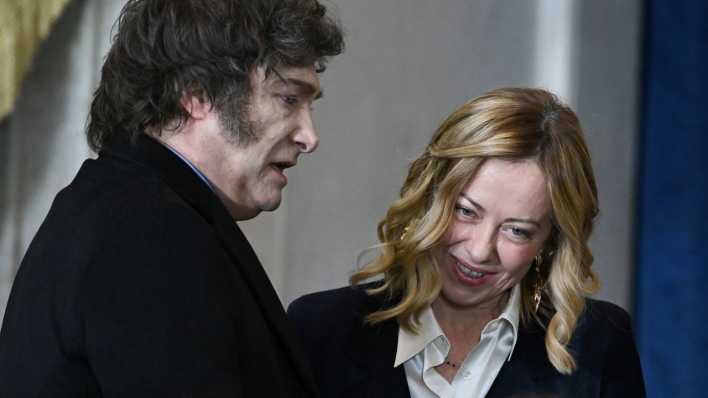 USA, Washington, 20.1.2025: Javier Milei, Präsident Argentinien, und Giogia Meloni, Ministerpräsidentin Italien, im Gespräch bei der Amtseinführung von Donald Trump (Bild: picture alliance/Newscom/SAUL LOEB)