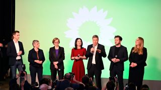 Andreas Audretsch (ganz links), Wahlkampfleiter von Bündnis 90/Die Grünen für die Bundestagswahl 2025, steht mit den Granden seiner Partei, darunter Spitzenkandidat Robert Habeck, bei der Wahlparty auf der Bühne.