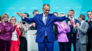 Friedrich Merz winkt dem Publikum nach seiner Rede beim 37. Bundesparteitag der CDU.