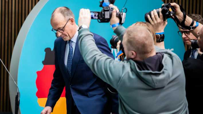 Friedrich Merz kommt zu einer Pressekonferenz nach der Sitzung des CDU-Vorstands auf die Bühne