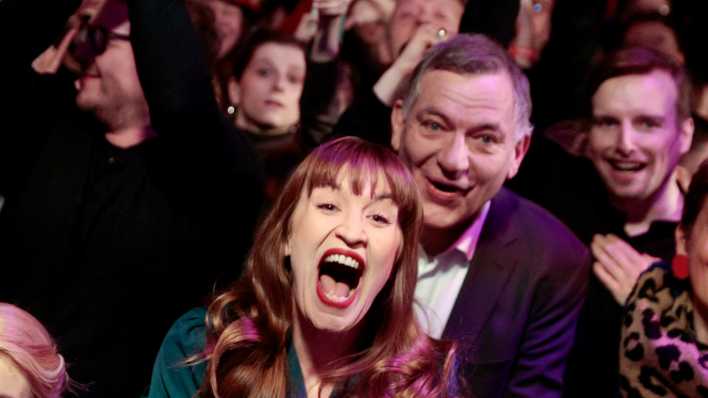 Die Parteivorsitzenden der Linken, Heidi Reichinnek und Jan van Aken, jubeln bei der Wahlparty ihrer Partei.