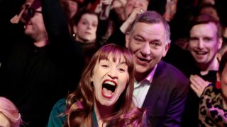 Die Parteivorsitzenden der Linken, Heidi Reichinnek und Jan van Aken, jubeln bei der Wahlparty ihrer Partei.