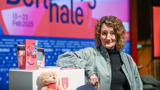 Berlinale-Chefin Tricia Tuttle steht beim 75-jährigen Jubiläum der Internationalen Filmfestspiele Berlin, der Berlinale, bei der Pressekonferenz im Haus der Kulturen der Welt.