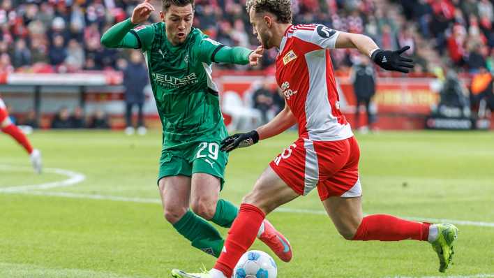Berlins Benedict Hollerbach (r) kämpft gegen Joe Scally von Mönchengladbach um den Ball.