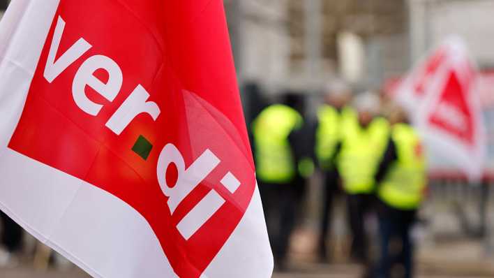 Eine Verdi-Fahne bei einem Warnstreik von Beschäftigten im öffentlichen Dienst.