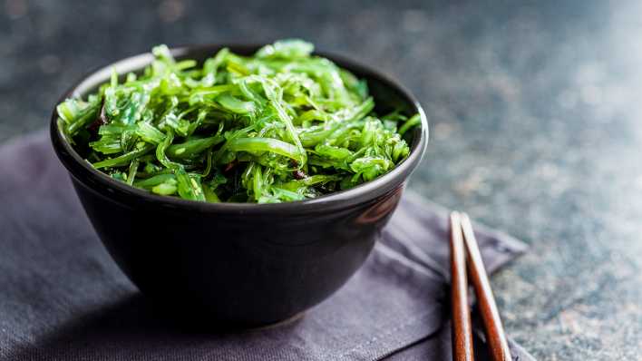 Eine Schüssel japanischer Wakame-Salat aus Algen.