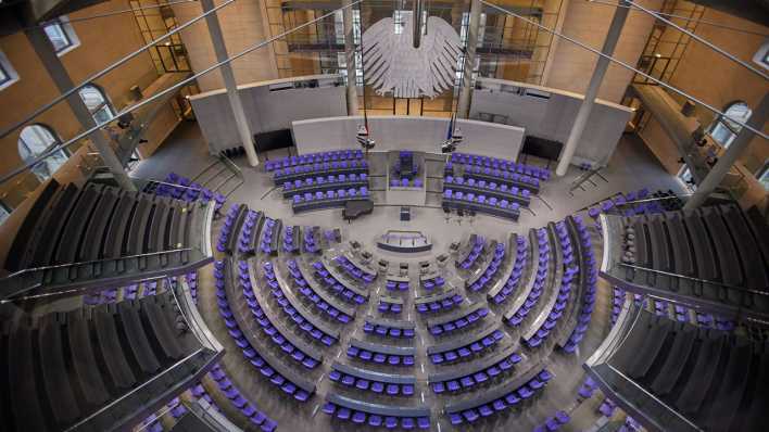 Blick von oben auf das Plenum des leeren Bundestags. (Bild: picture alliance / Jörg Carstensen)