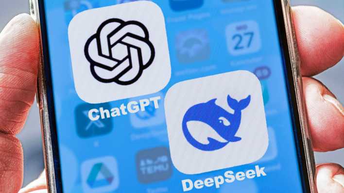 Die Logos von ChatGPT und Deepseek auf einem Handybildschirm.