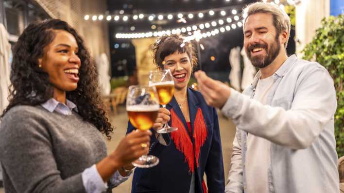 Freunde stoßen mit Bier und Wunderkerzen an