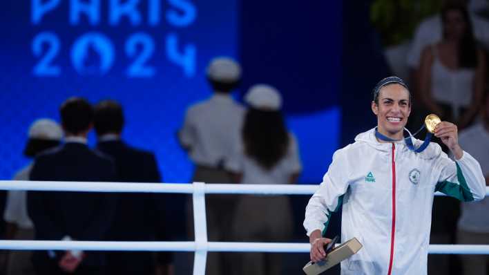 Die algerische Boxerin Imane Khelif mit der olympischen Goldmedaille 2024