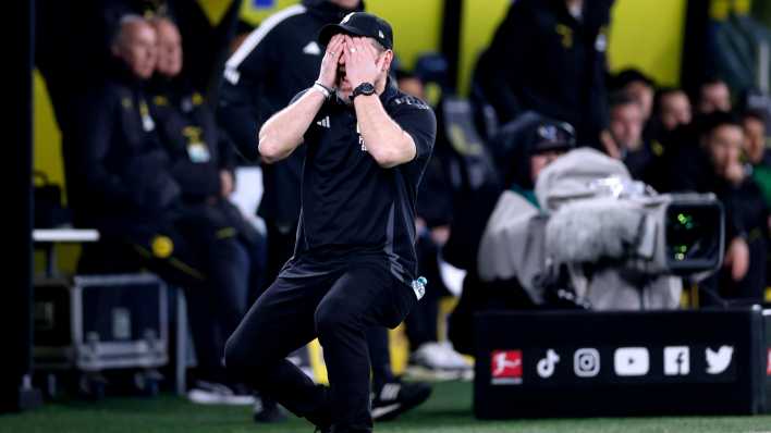 Union-Trainer Steffen Baumgart sinkt am Spielfeldrand während der Partie bei Borussisa Dortmund enttäuscht zu Boden.