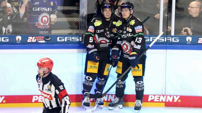 Ty Ronning und Leonhard Pföderl (Eisbären)