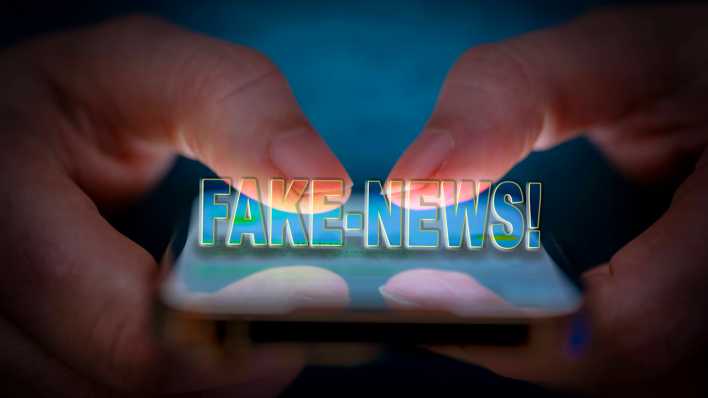 Smartphone mit Schriftzug Fake-News