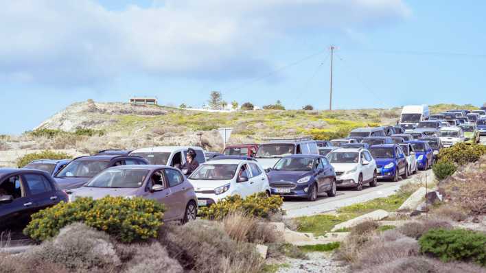 Bewohner und Besucher verlassen die griechische Insel Santorin nach erdbeben